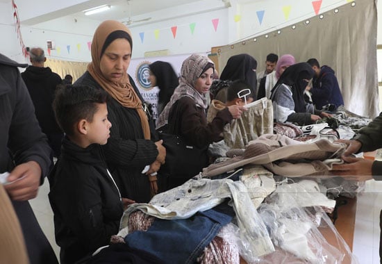 توزيع ملابس العيد على الأ]تام